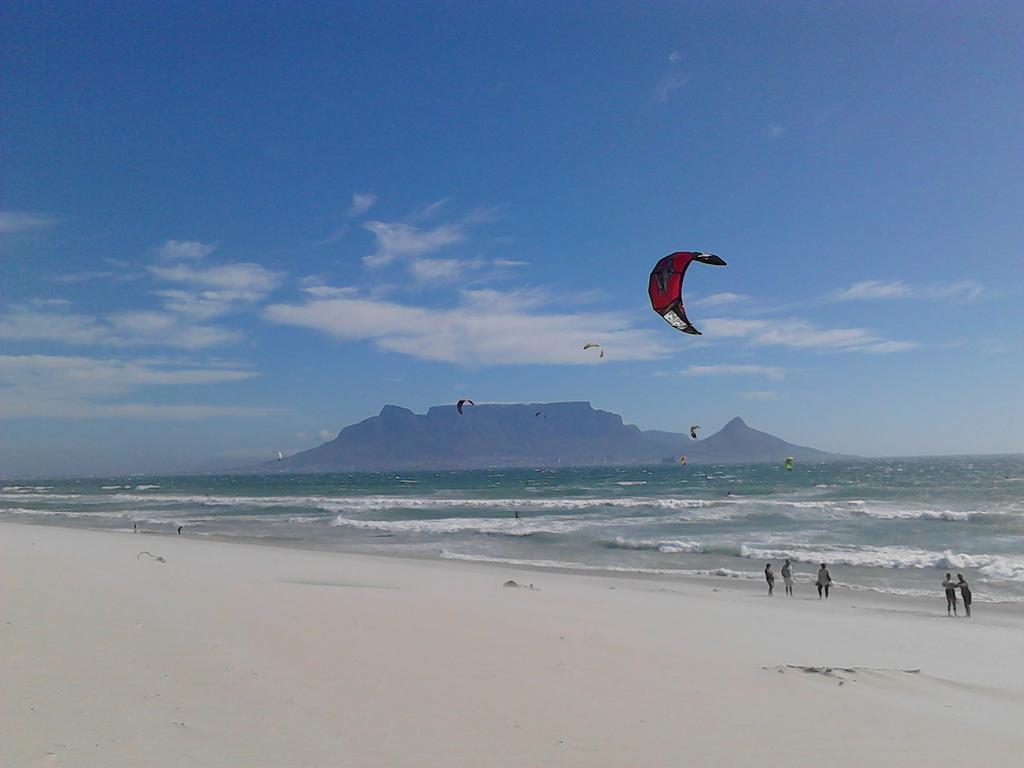 Port House Bloubergstrand Exterior foto